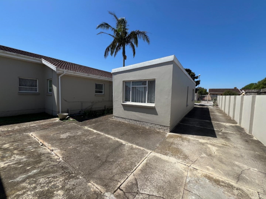 To Let 4 Bedroom Property for Rent in Rowallan Park Eastern Cape